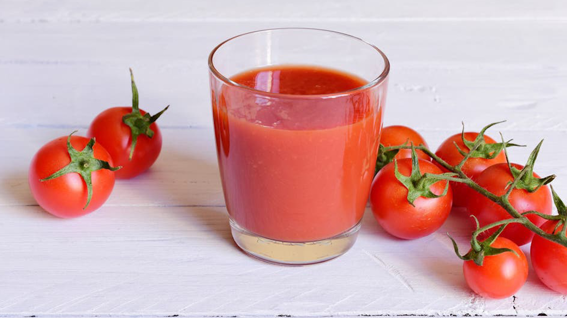 Сок при температуре можно. Томатный сок. Помидорный сок. Сок томатный марокканский. Томатный сок фото.